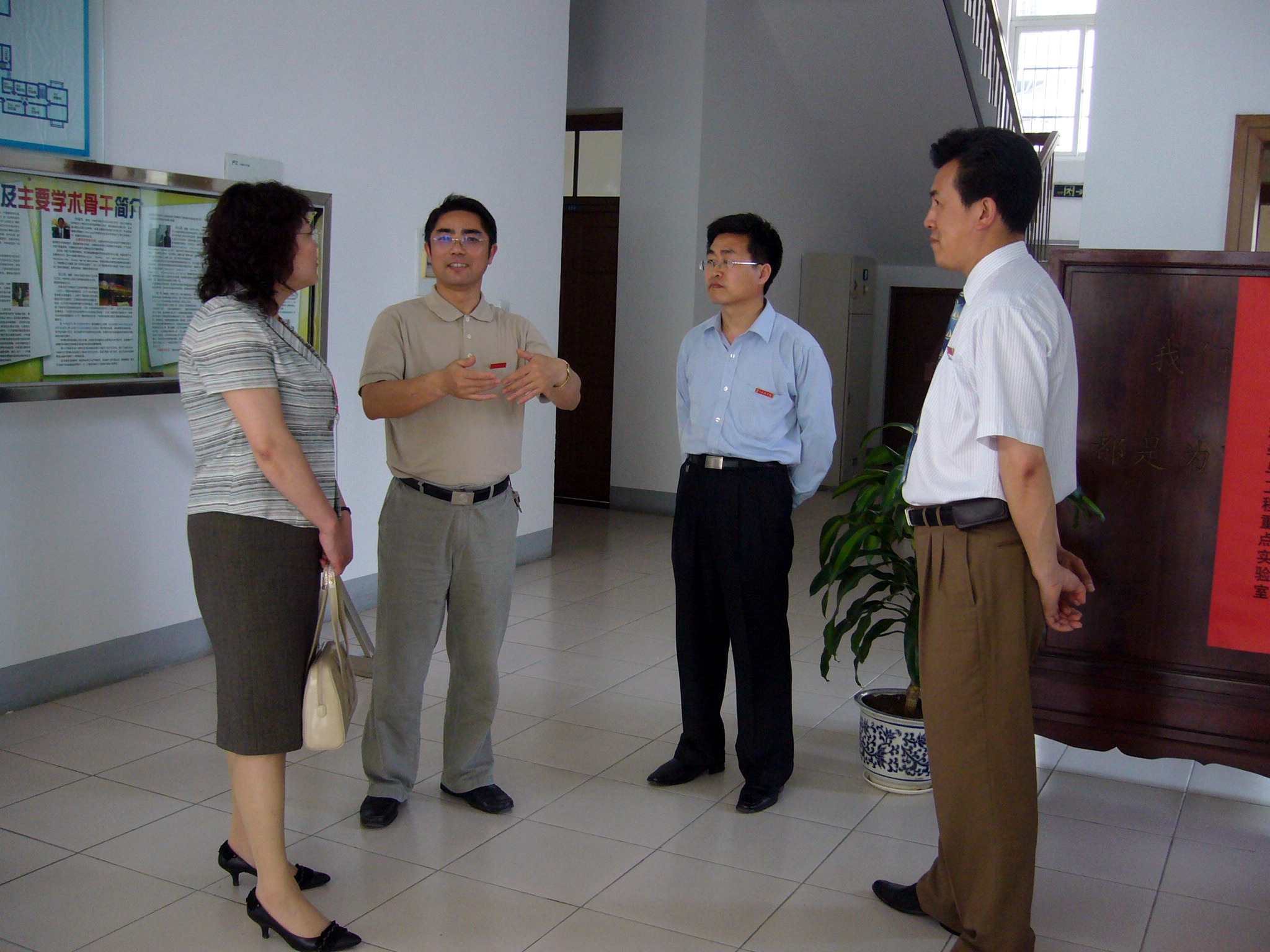 （7）江南大学校长陈坚教授（右二）来实验室指导工作.JPG